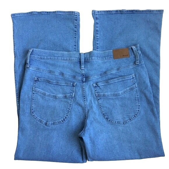 Madewell 11” High Rise Flare Jeans Knee Rip Edition in Eversfield Wash Size 33P - Picture 4 of 17